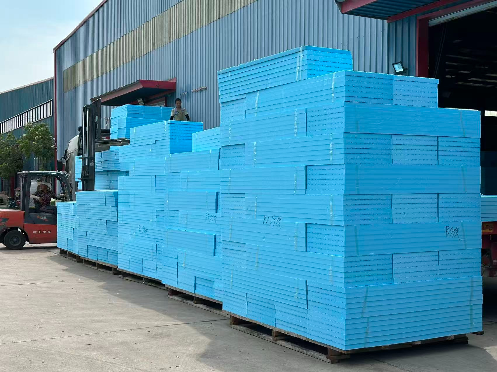 冷库保温材料怎么选？挤塑板VS聚氨酯对比